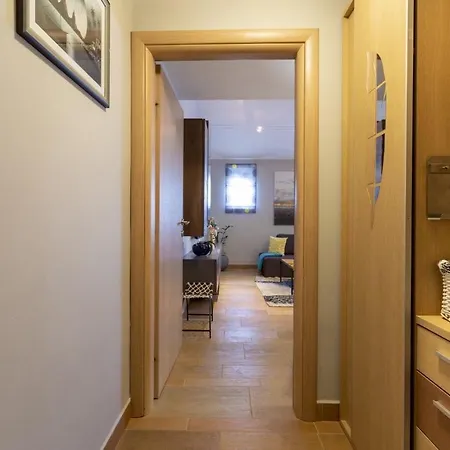Sunny Apartment With 3 Bedrooms Apartment *