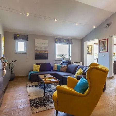 Sunny Apartment With 3 Bedrooms *