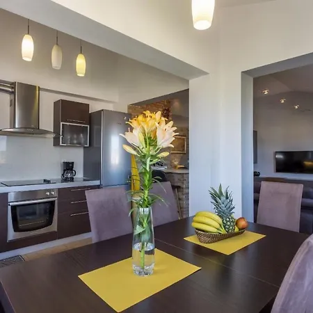 Sunny Apartment With 3 Bedrooms *