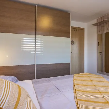 Sunny Apartment With 3 Bedrooms *