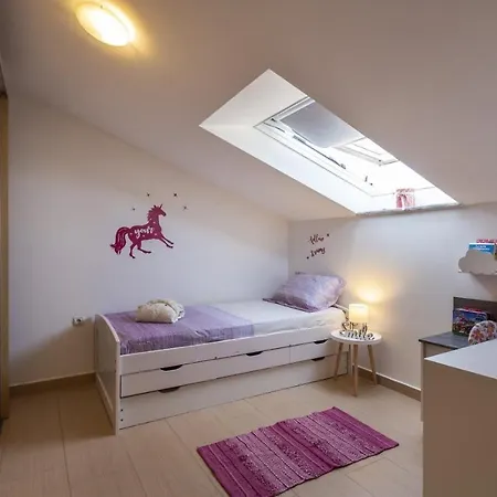 Sunny Apartment With 3 Bedrooms Apartment *