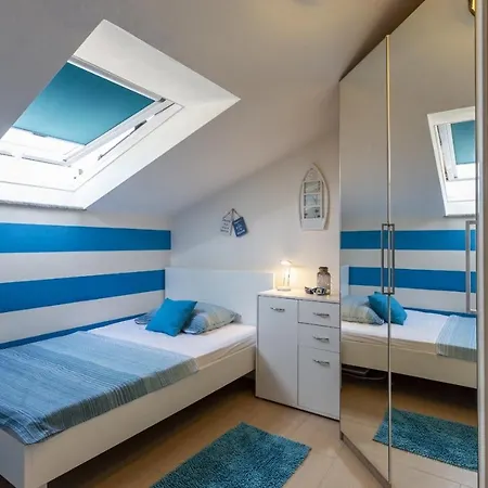 Apartment Sunny Apartment With 3 Bedrooms Pula