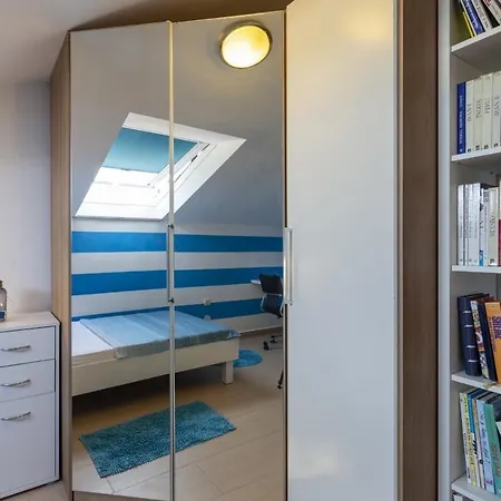 Apartment Sunny Apartment With 3 Bedrooms Pula
