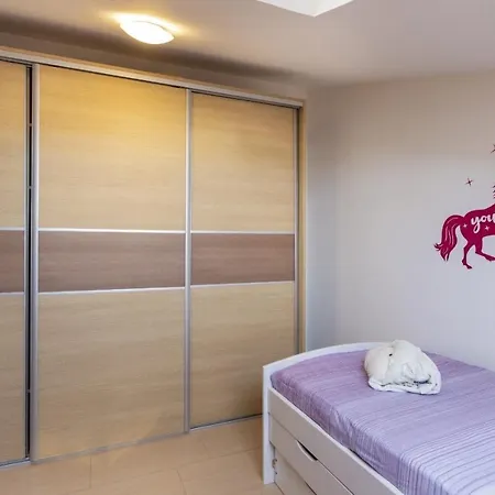 Sunny Apartment With 3 Bedrooms Lägenhet *