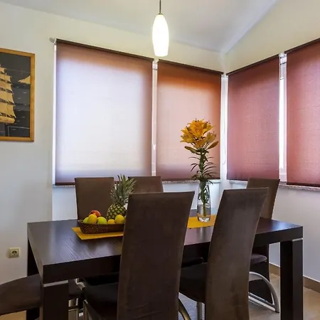 Sunny Apartment With 3 Bedrooms * Pula