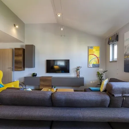 Sunny Apartment With 3 Bedrooms *